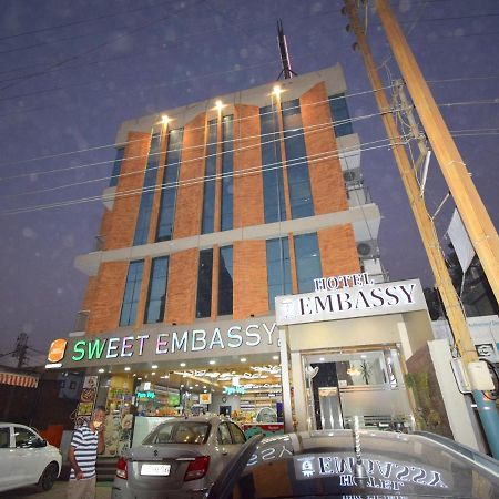 Hotel Embassy Kalol Exteriör bild