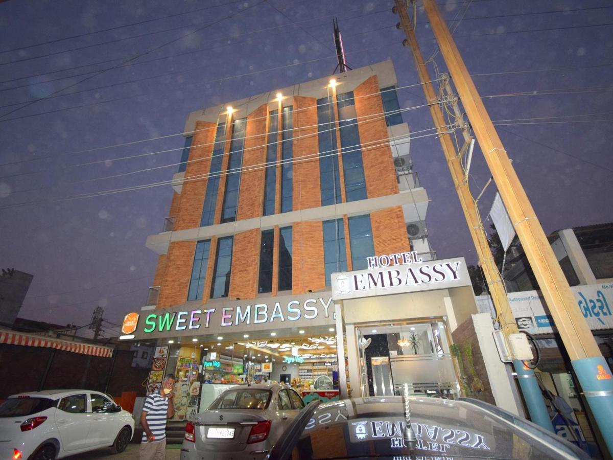 Hotel Embassy Kalol Exteriör bild